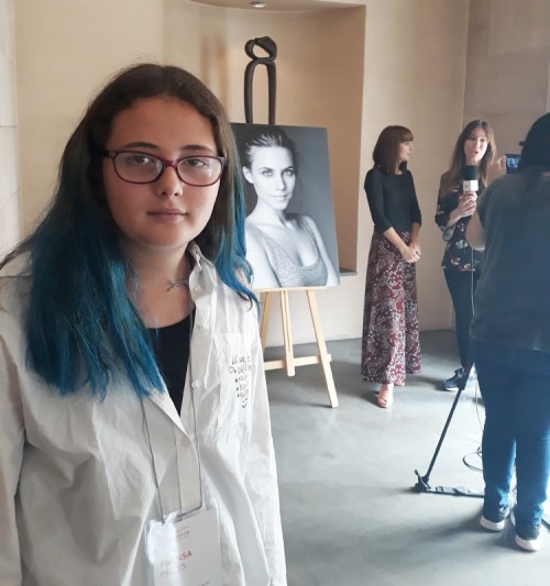 Lucía, la reportera del evento